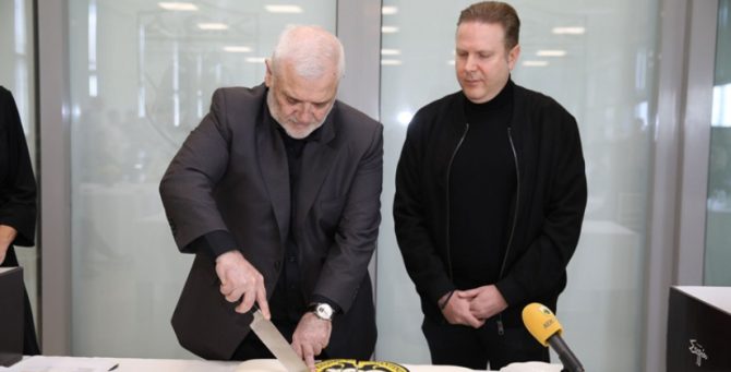 Την πρωτοχρονιάτικη πίτα έκοψε στα Σπάτα η ΑΕΚ (pics) Την πρωτοχρονιάτικη πίτα έκοψε στα Σπάτα η ΑΕΚ (pics)