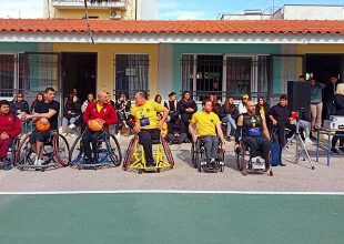 Mαθητές αλληλέγγυοι στο Μενίδι: Με χαμόγελα η υποδοχή στην ομάδα μπάσκετ της ΑΕΚ με αμαξίδιο (PICS)