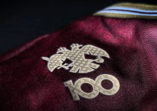 Πορφυρή η επετειακή φανέλα της Βασίλισσας (ΦΩΤΟ)