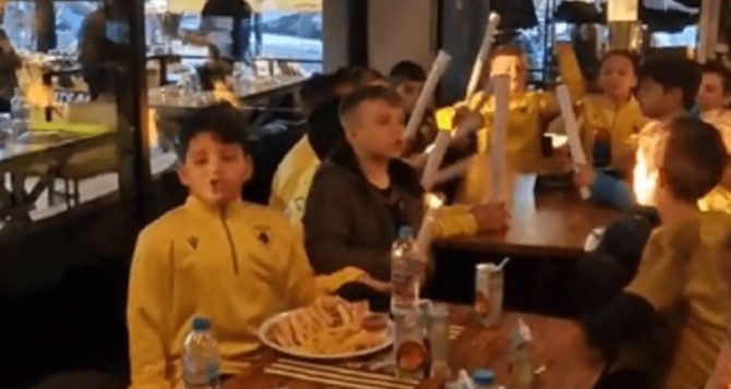 Ο ύμνος της ΑΕΚ από τα πιτσιρίκια του futsal (VIDEO)