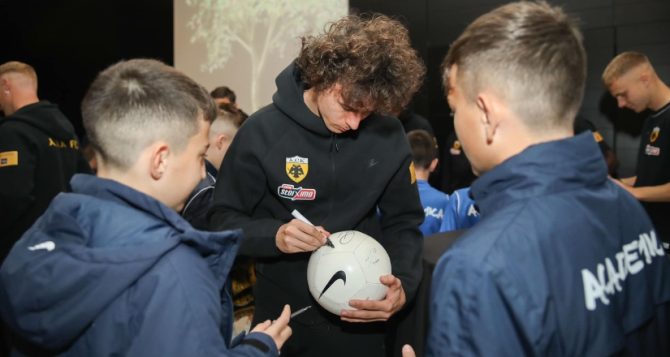 Μέλη της ACADEMICA FC στο ξενοδοχείο της ΑΕΚ (VIDEO)