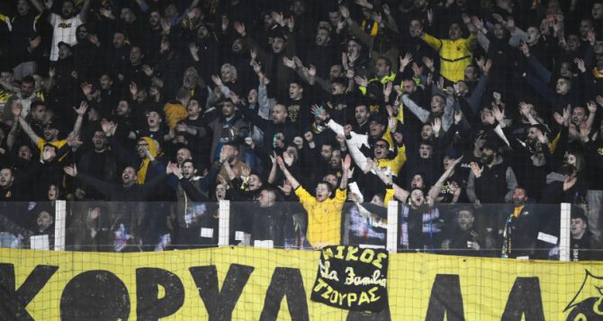 Συνθήματα κατά παικτών και Ηλιόπουλου