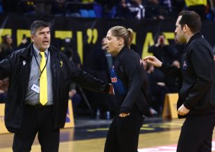 ΒΙΝΤΕΟ: Η στιγμή που η Τσαρούχα αποχωρεί από το γήπεδο