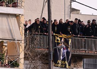 Κιτρινόμαυρη ταράτσα στην Λαμία (PIC/VID)