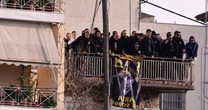 Κιτρινόμαυρη ταράτσα στην Λαμία (PIC/VID)