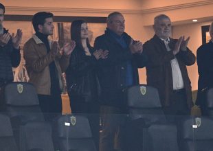 Ο Μελισσανίδης παρακολουθεί το ματς της Εθνικής μαζί με τον Κώστα Καραμανλή (ΦΩΤΟ)