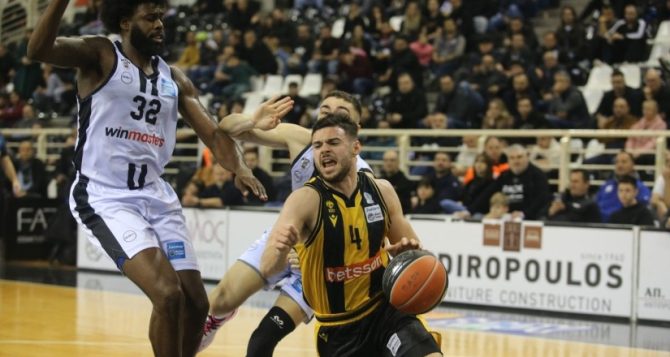 Επεισόδια έξω από τα αποδυτήρια της ΑΕΚ στην Θεσσαλονίκη