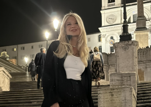 Η Φαίη Σκορδά φοράει ρούχα της συλλογής του Αραούχο στη Ρώμη (ΦΩΤΟ)