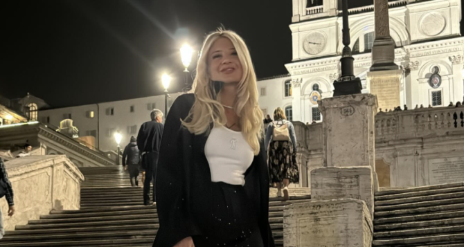 Η Φαίη Σκορδά φοράει ρούχα της συλλογής του Αραούχο στη Ρώμη (ΦΩΤΟ)