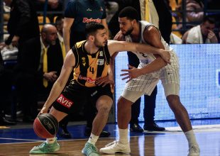 Aυλαία στην Καρδίτσα για την AEK Betsson πριν τα πλέι οφ