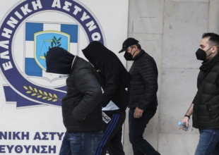 Εγκληματική οργάνωση: Παραδόθηκε ηγετικό μέλος της «Θύρας 7» στην Αστυνομία