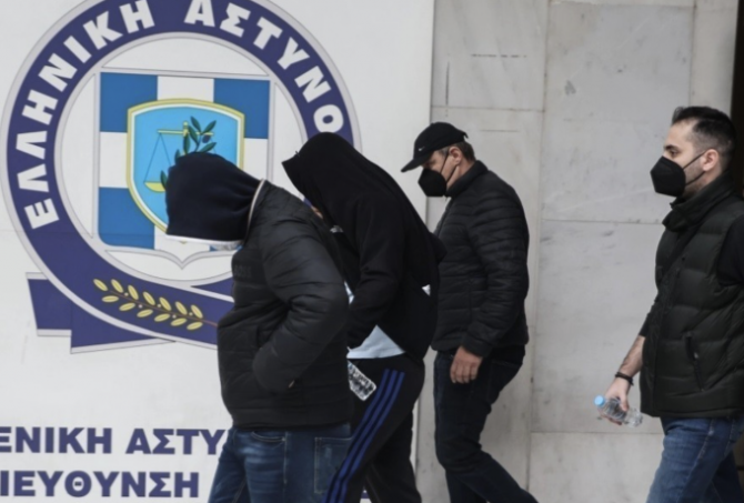 Εγκληματική οργάνωση: Παραδόθηκε ηγετικό μέλος της «Θύρας 7» στην Αστυνομία