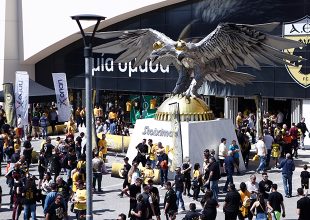Στήνεται γιγαντοοθόνη έξω από την «OPAP Arena»