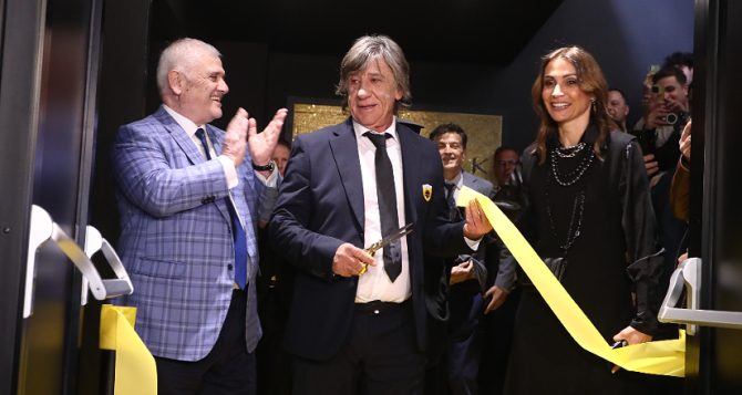 Ο Μαύρος έκοψε την κορδέλα του Μουσείου της ΑΕΚ (VIDEO)
