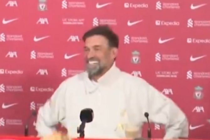 Ο Κλόπ άργησε σε συνέντευξη Τύπου και απολογήθηκε με επικό τρόπο: “Συγγνώμη, αλλά ποιος χ@@@κε;”