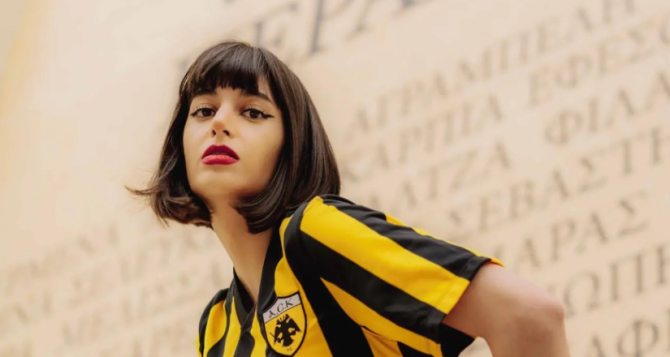 Μια εξαιρετική φωτογράφιση με ιστορικές φανέλες της ΑΕΚ για τα 100 χρόνια