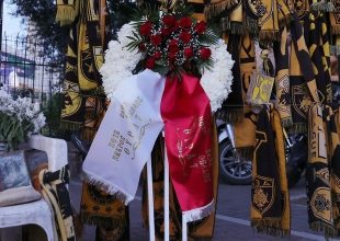 Στεφάνι στην μνήμη του Μιχάλη από μερίδα της Θύρας 7