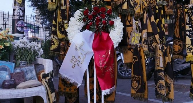Στεφάνι στην μνήμη του Μιχάλη από μερίδα της Θύρας 7