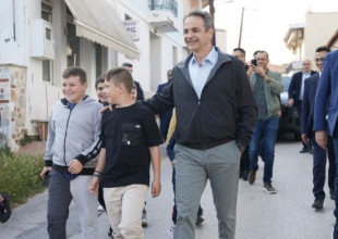 Μητσοτάκης σε παιδιά: «ΑΕΚ είστε; Έχετε καλές πιθανότητες για το πρωτάθλημα…»