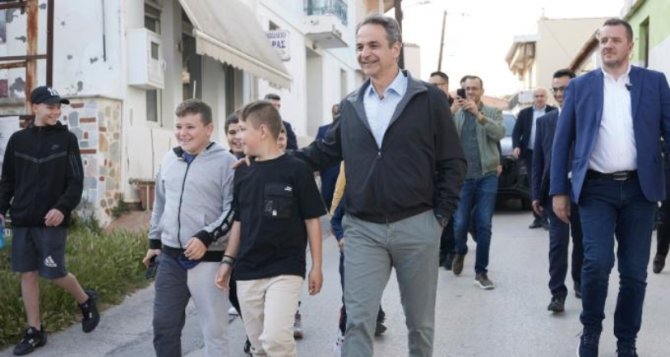 Μητσοτάκης σε παιδιά: «ΑΕΚ είστε; Έχετε καλές πιθανότητες για το πρωτάθλημα…»