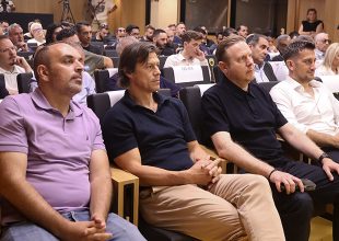Αλμέιδα, Κονέ και άλλες κιτρινόμαυρες παρουσίες στη συνέντευξη τύπου Ηλιόπουλου