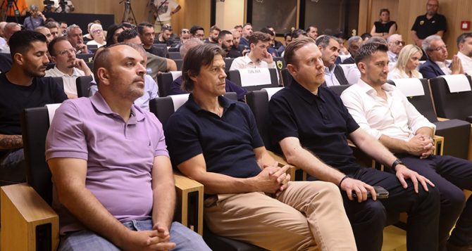 Αλμέιδα, Κονέ και άλλες κιτρινόμαυρες παρουσίες στη συνέντευξη τύπου Ηλιόπουλου