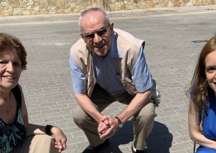Ο Γιώργος Λαβαρίδης φωτογραφήθηκε με την τιμητική πλάκα του στο Walk of Fame της ΑΕΚ (ΦΩΤΟ)