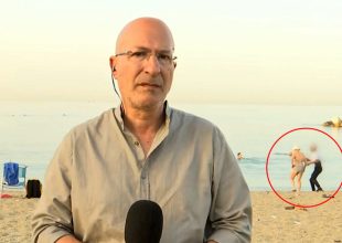 Άλιμος: Απίστευτο βίντεο – Άρπαξε τον σταυρό λουόμενης ενώ τον έγραφε η κάμερα στην παραλία