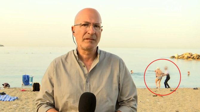 Άλιμος: Απίστευτο βίντεο – Άρπαξε τον σταυρό λουόμενης ενώ τον έγραφε η κάμερα στην παραλία