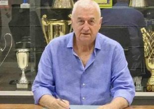 Η στιγμή των υπογραφών του «ισόβιου» συμβολαίου του Σάκοτα με την ΑΕΚ (ΦΩΤΟ)
