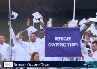 Η είσοδος της ομάδας των προσφύγων που καταχειροκροτείται από όλους στην Τελετή Έναρξης