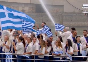 Η εντυπωσιακή είσοδος της Ελλάδας με σημαιοφόρους τους Αντετοκούνμπο και Ντρισμπιώτη