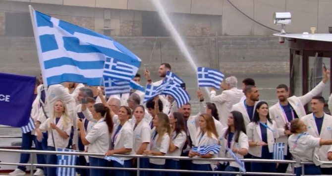 Η εντυπωσιακή είσοδος της Ελλάδας με σημαιοφόρους τους Αντετοκούνμπο και Ντρισμπιώτη