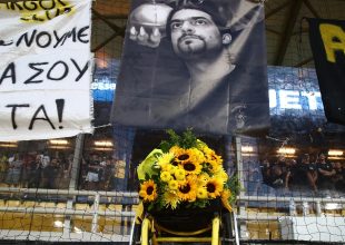 Ενός λεπτού σιγή στην μνήμη του Νίκου Ξηροκώστα (vid)