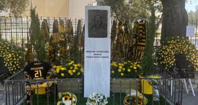 “Πάντα, παντού, παρών!” – Ο Αντώνης Ηλιόπουλος τίμησε τη μνήμη του Μιχάλη Κατσούρη