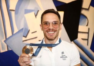 Πάτησε Ελλάδα ο… χάλκινος Πετρούνιας