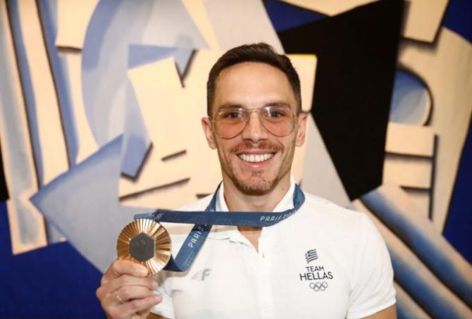 Πάτησε Ελλάδα ο… χάλκινος Πετρούνιας