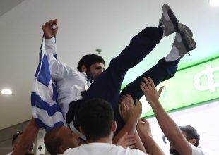 Αποθεώθηκε ο Κουρουγκλίεφ στην άφιξη της ελληνικής αποστολής από το Παρίσι (ΦΩΤΟ)