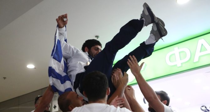 Αποθεώθηκε ο Κουρουγκλίεφ στην άφιξη της ελληνικής αποστολής από το Παρίσι (ΦΩΤΟ)