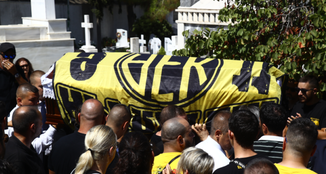 Το τελευταίο «αντίο» στον Νίκο Ξηροκώστα (ΦΩΤΟ)