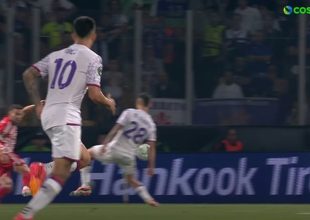 Στον τελικό του Conference ο Ολυμπιακός ζήτησε αλλά δεν πήρε πέναλτι αντίστοιχο με του Μουκουντί (VID)