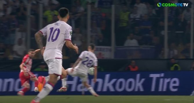 Στον τελικό του Conference ο Ολυμπιακός ζήτησε αλλά δεν πήρε πέναλτι αντίστοιχο με του Μουκουντί (VID)