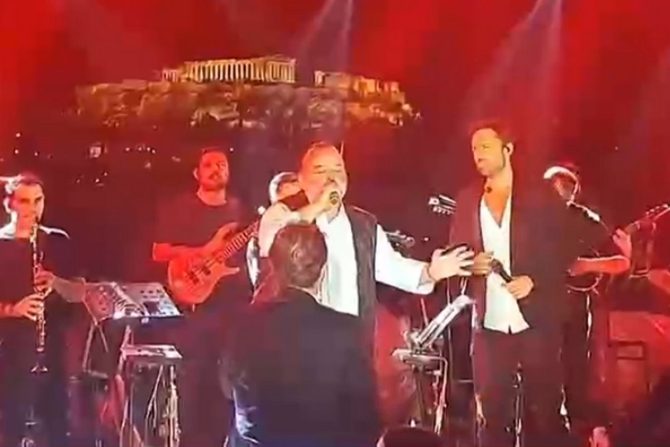 Μερακλής ο Πρόεδρος: Εμήνευσε το «Αγάπα με» πλάι στον Αργυρό (VIDEO)