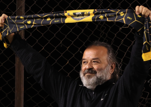 Έκανε τον γύρο του γηπέδου ο Ηλιόπουλος με κασκόλ της ΑΕΚ (ΦΩΤΟ)