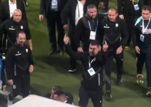 Η χυδαία χειρονομία από διαπιστευμένο μέλος της αποστολής του ΠΑΟΚ (ΦΩΤΟ)