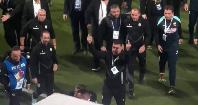 Η χυδαία χειρονομία από διαπιστευμένο μέλος της αποστολής του ΠΑΟΚ (ΦΩΤΟ)