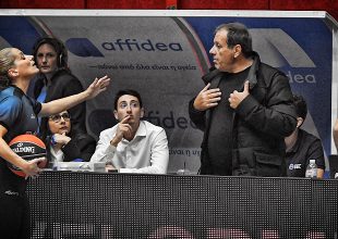 Πρόστιμο και απαλλαγή σε ΑΕΚ Betsson και Αγγελόπουλο από τον αθλητικό δικαστή του ΕΣΑΚΕ