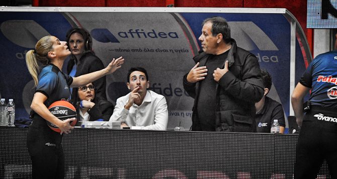 Πρόστιμο και απαλλαγή σε ΑΕΚ Betsson και Αγγελόπουλο από τον αθλητικό δικαστή του ΕΣΑΚΕ
