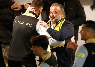 Η ΑΕΚ τους κέρασε και… Πολίτικα γλυκά (ΦΩΤΟ)