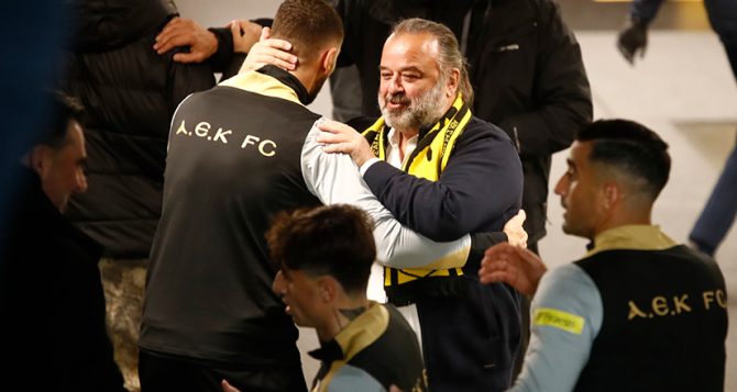Η ΑΕΚ τους κέρασε και… Πολίτικα γλυκά (ΦΩΤΟ)